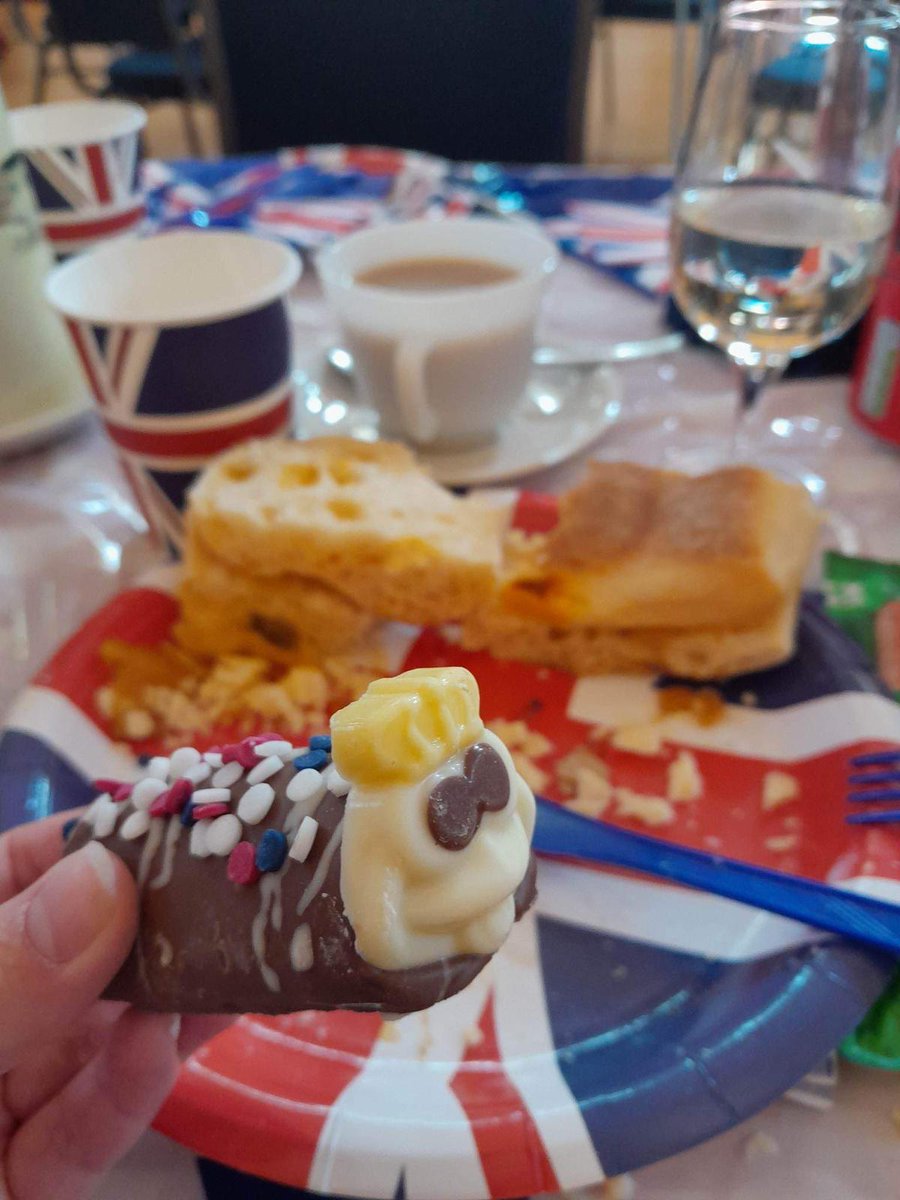 Homeinsteadhunt's tweet image. We hope you all had a brilliant time celebrating the Kings Coronation. Here's a few pictures of our celebrations within the office, plus some pictures from the Great Stukeley Village Hall Big Lunch that one of our office members attended👑