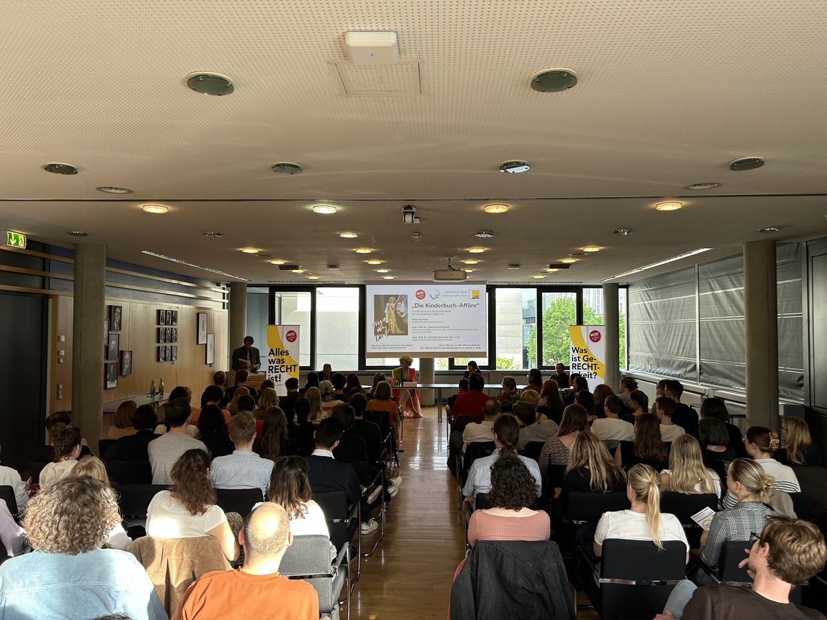 rewiunigraz's tweet photo. Der Zeit ihre #Kunst, der Kunst ihr #Recht.

Unter diesem Motto fand gestern Abend ein von Antonia Bruneder moderierter interdisziplinärer Dialog mit #Drag Performer*in @FreyaVanKant, André Doehring (@KunstuniGrazKUG) und Christoph Bezemek statt.
@UniGraz #ThinkingLaw https://t.co/JPx4IO0vYR
