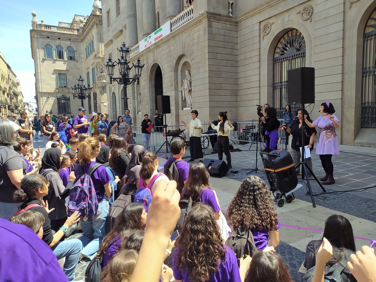 mcano226's tweet photo. L'alumnat de la #XAJI de l'@IMariaEspinalt estem gaudint de la trobada amb totes les joves que hi formen part. 
Emocionant veure tantes persones joves amb ganes de fer un món menys desigual
Gràcies @Prouviolencia https://t.co/QkWLm5tprC