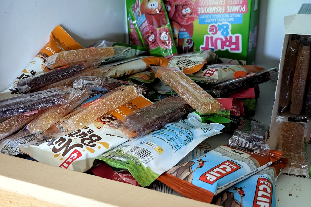 vincentgaudin's tweet photo. La nourriture type du coureur de #TrailRunning !
Pour ma dernière course (vidéo @OrixesTrail arrive soon) j'étais à sec et je suis parti sans rien.
Pour le #AlsaceUtmb je suis près et ça va chier ! https://t.co/SlVrGnpXuT