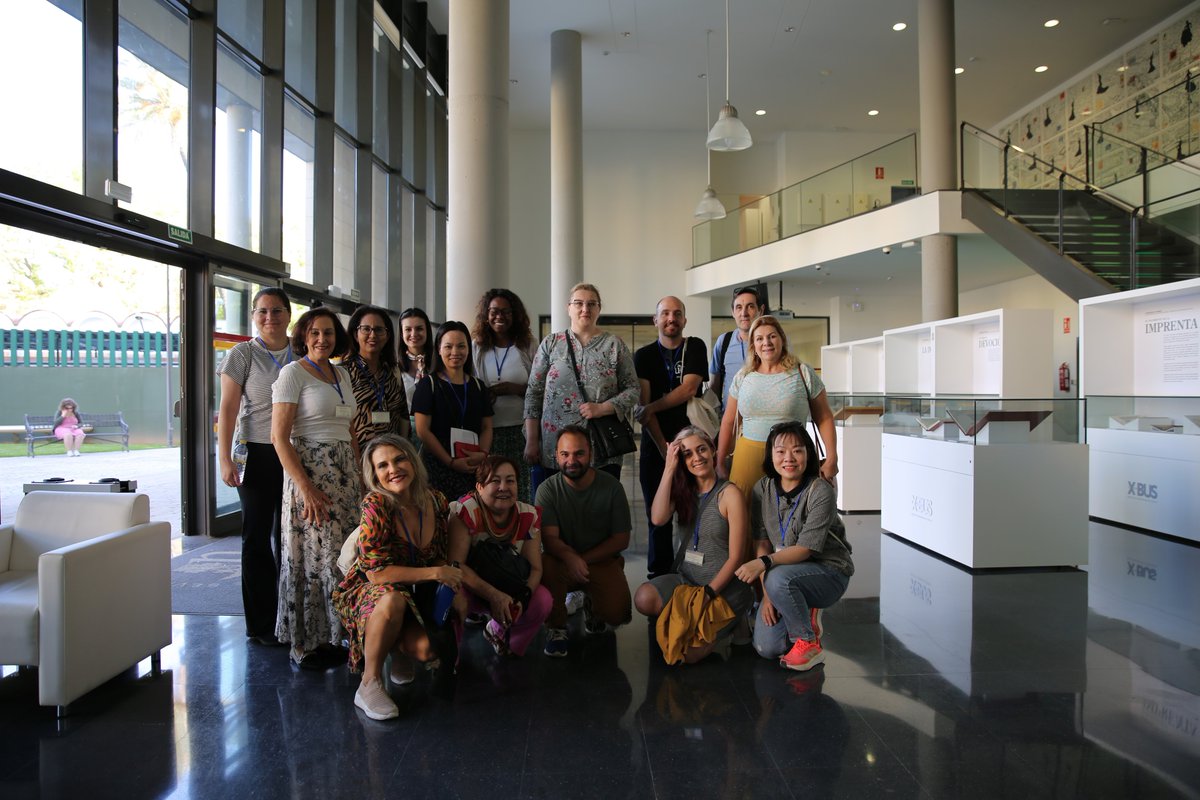 Biblioteca_US's tweet photo. Visita internacional. #erasmusweek en la @unisevilla Hoy conociendo nuestros Servicios y Bibliotecas. Hola  a todos/as compañeros/as de Bosnia y Herzegovina, Finlandia, Brasil , Vietnam y Ecuador @uazuay @Unesp_Oficial @DHBKHN_HUST @HAAGAHELIAamk bienvenidos/as. :) https://t.co/xwKBkyDe4E
