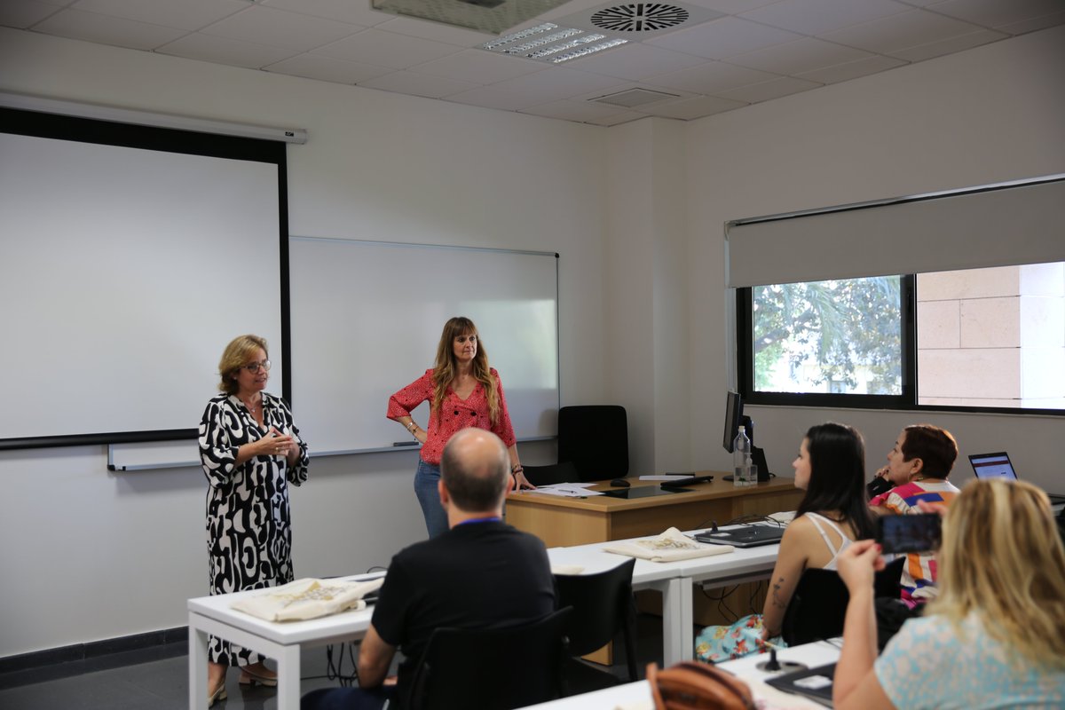 Biblioteca_US's tweet photo. Visita internacional. #erasmusweek en la @unisevilla Hoy conociendo nuestros Servicios y Bibliotecas. Hola  a todos/as compañeros/as de Bosnia y Herzegovina, Finlandia, Brasil , Vietnam y Ecuador @uazuay @Unesp_Oficial @DHBKHN_HUST @HAAGAHELIAamk bienvenidos/as. :) https://t.co/xwKBkyDe4E