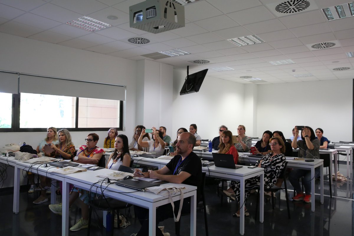 Biblioteca_US's tweet photo. Visita internacional. #erasmusweek en la @unisevilla Hoy conociendo nuestros Servicios y Bibliotecas. Hola  a todos/as compañeros/as de Bosnia y Herzegovina, Finlandia, Brasil , Vietnam y Ecuador @uazuay @Unesp_Oficial @DHBKHN_HUST @HAAGAHELIAamk bienvenidos/as. :) https://t.co/xwKBkyDe4E