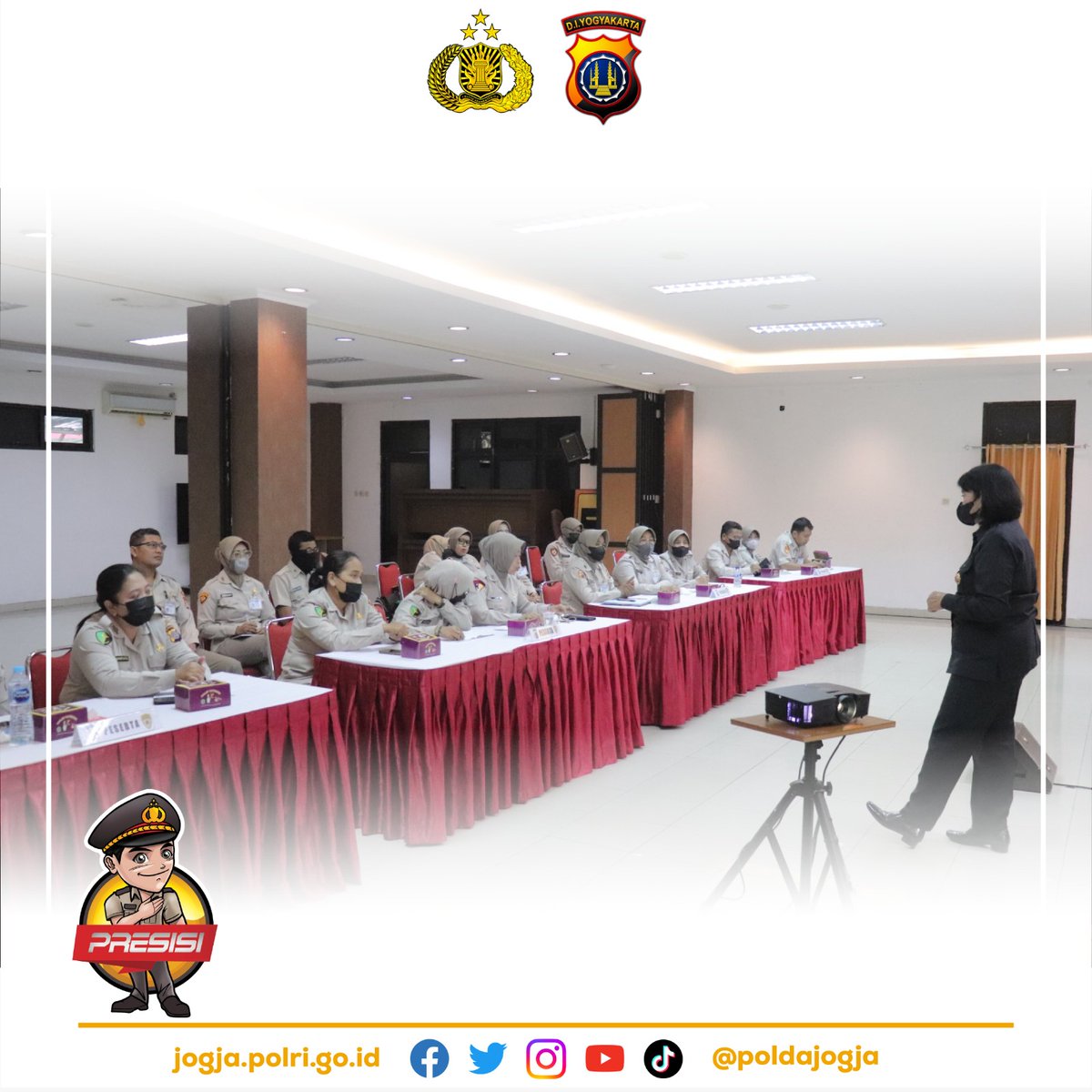 PoldaJogja's tweet photo. Juga menghadirkan Narasumber Pembina Suparmaji, S.H. yang memberikan materi mengenai RPJMN 2020-2014 dan SOTK Polri.

Pelatihan rencananya akan digelar selama tiga hari hingga hari Jumat mendatang.

#PoldaDIY #PoldaJogja #SDMPolri #UDKP https://t.co/QN58YGrVr2