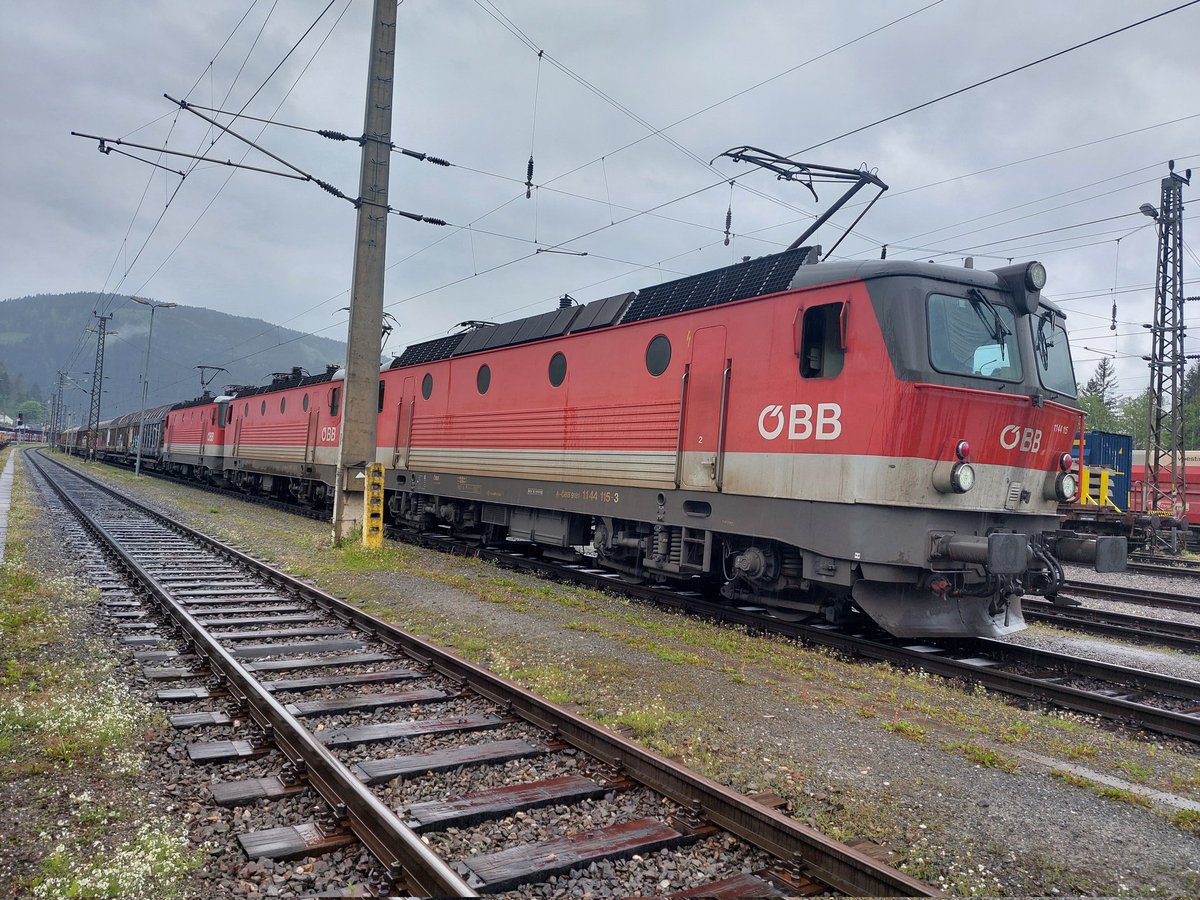 AlexandraEbner3's tweet photo. 3× meine lieblinslok auf einem Zug 😍 

#öbb #triebfahrzeugführerinausleidenschaft #vorneistwowirsind #br1144 https://t.co/R6AVaLpimg