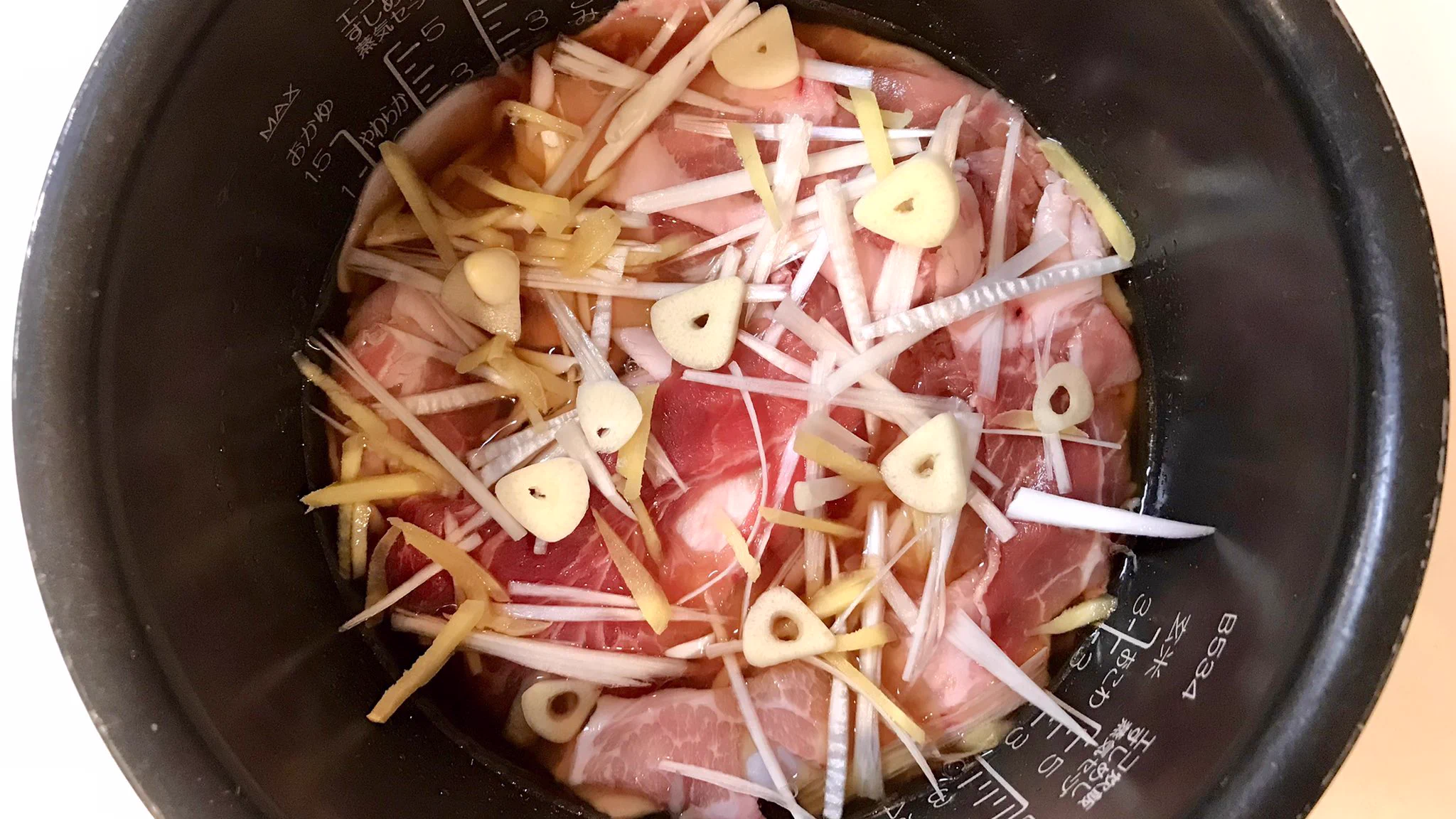 全部炊飯器に入れるだけ！激ウマ豚こまスタミナ炊き込みレシピ！