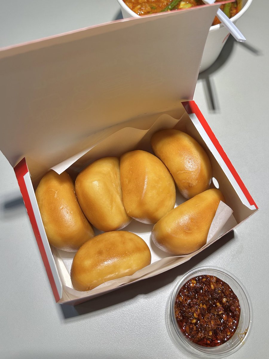 Nurintashaa's tweet image. Not me terinfluence dengan tweet sendiri...so i got another mantou from marry brown today

Mantou + crispy prawn chilli = so soo good 💯😭