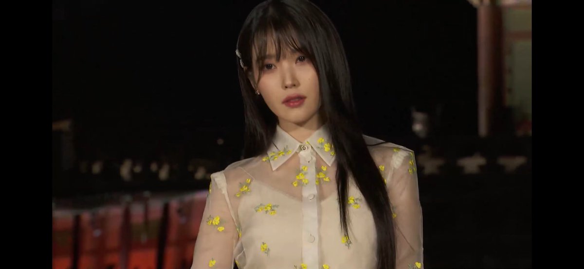 serenefiIms's tweet photo. the details on this outfit are crazy i can’t believe we are safe from gucci today look at the serve omg… https://t.co/e4U8hu9RcK