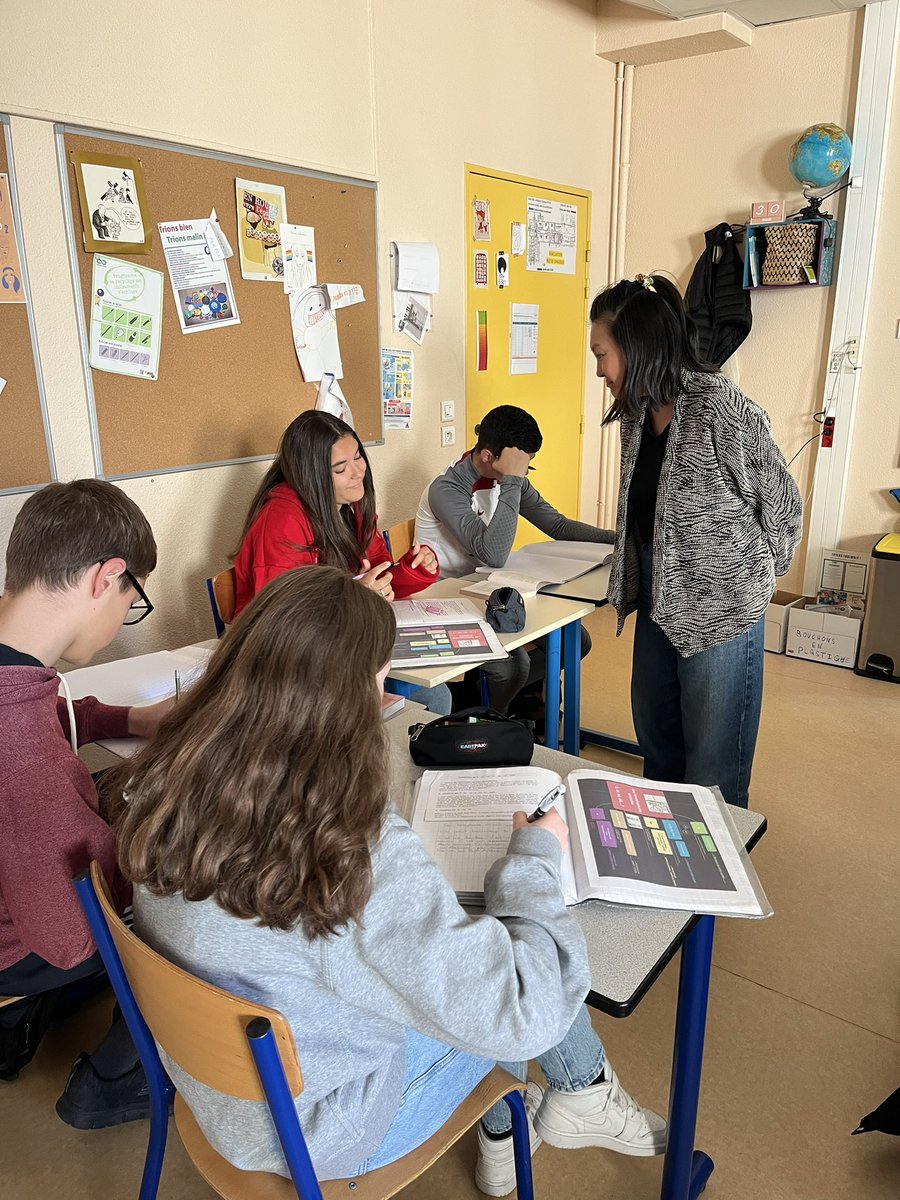 PatMarchesini's tweet photo. Dans le cadre d’un projet EMC/Français mené avec @LuCailloux, les 4e du @clgleracinay rencontrent @gracefullyfried pour un atelier d’écriture et un échange autour de son roman « Jeune fille modèle ». https://t.co/tEcHz6NInZ