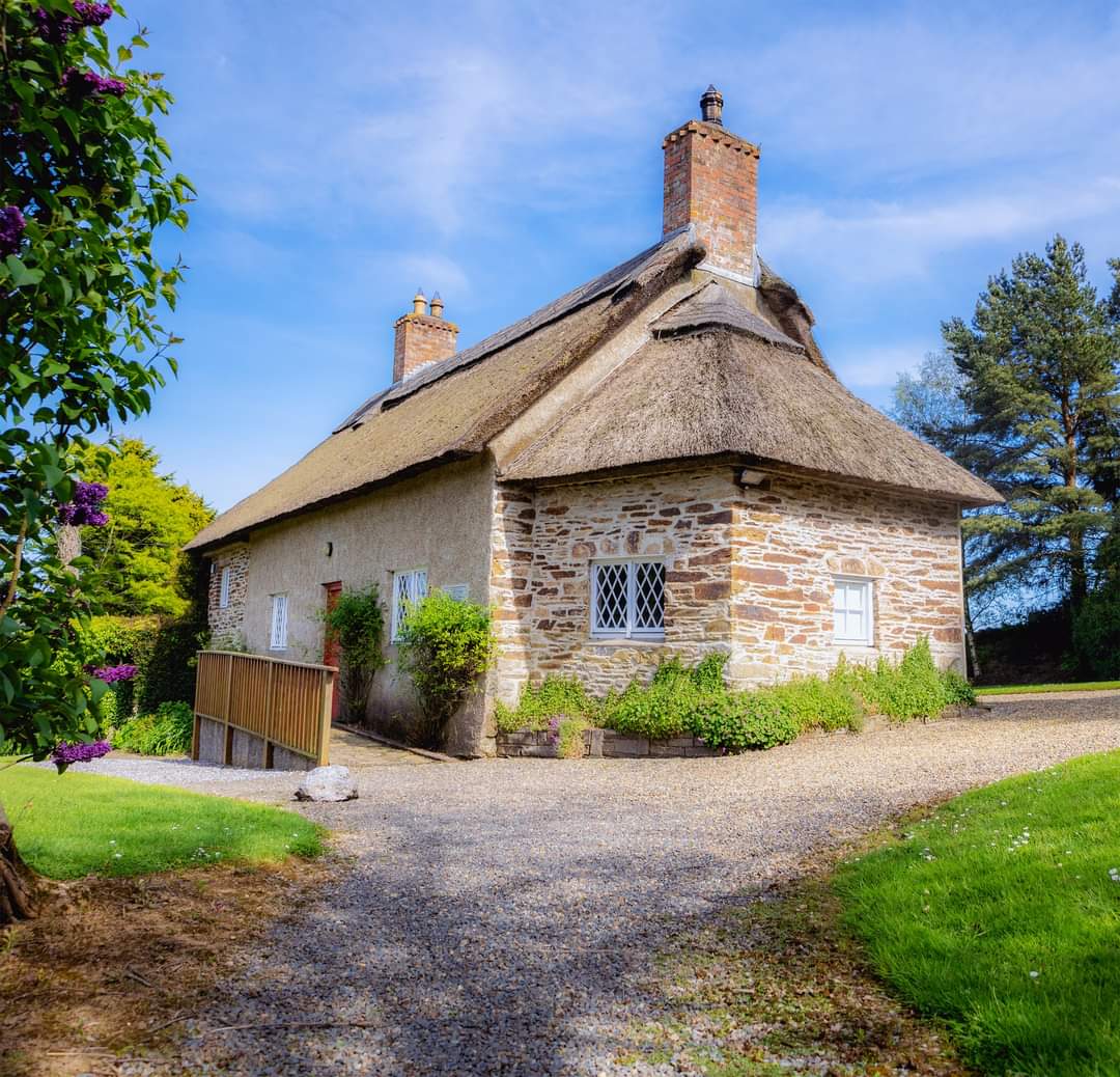 St. Mogue’s Cottage in Ferns - largely of 18th century origin with a 19th century addition. Did you know: Ferns was the Ancient Capital of Leinster⚔️