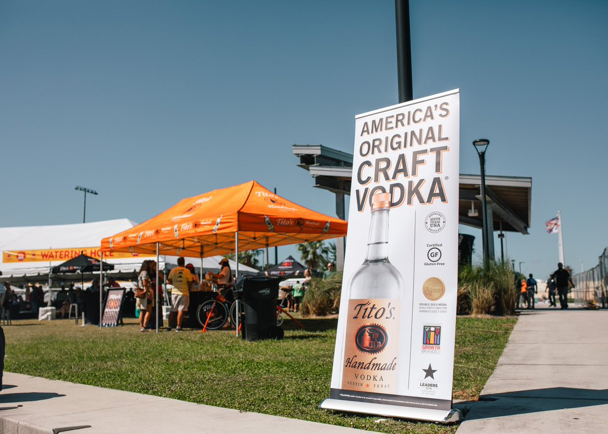 TampaPigJig's tweet photo. The only thing better than jammin’ at the #TampaPigJig is relaxin’ at the Tampa Pig Jig 😌

The @TitosVodka Stillhouse is the best way to meet up with friends, enjoy complimentary Tito’s cocktails all day long, and hang out 🤩 

Tickets go live Friday at 10am 🤠 🎟️ https://t.co/apoFqy6vyv