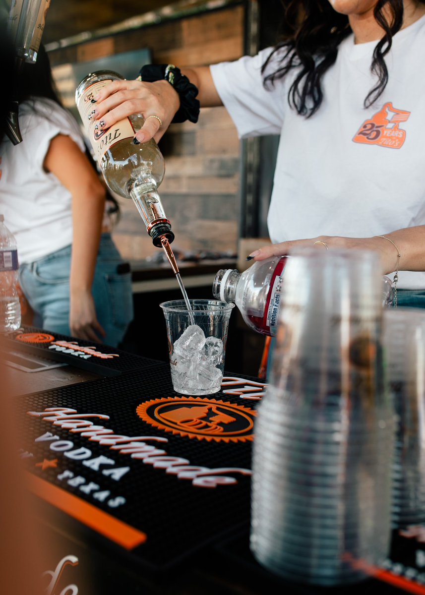 TampaPigJig's tweet photo. The only thing better than jammin’ at the #TampaPigJig is relaxin’ at the Tampa Pig Jig 😌

The @TitosVodka Stillhouse is the best way to meet up with friends, enjoy complimentary Tito’s cocktails all day long, and hang out 🤩 

Tickets go live Friday at 10am 🤠 🎟️ https://t.co/apoFqy6vyv