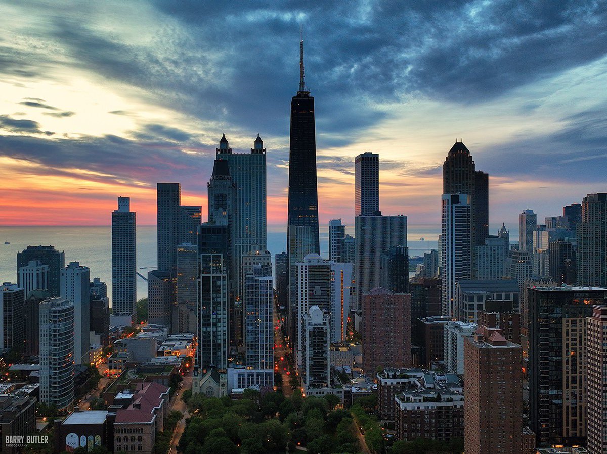 Tuesday in That Toddlin' Town.   This morning's start in River North. #weather #news #sunrise #ilwx #chicago