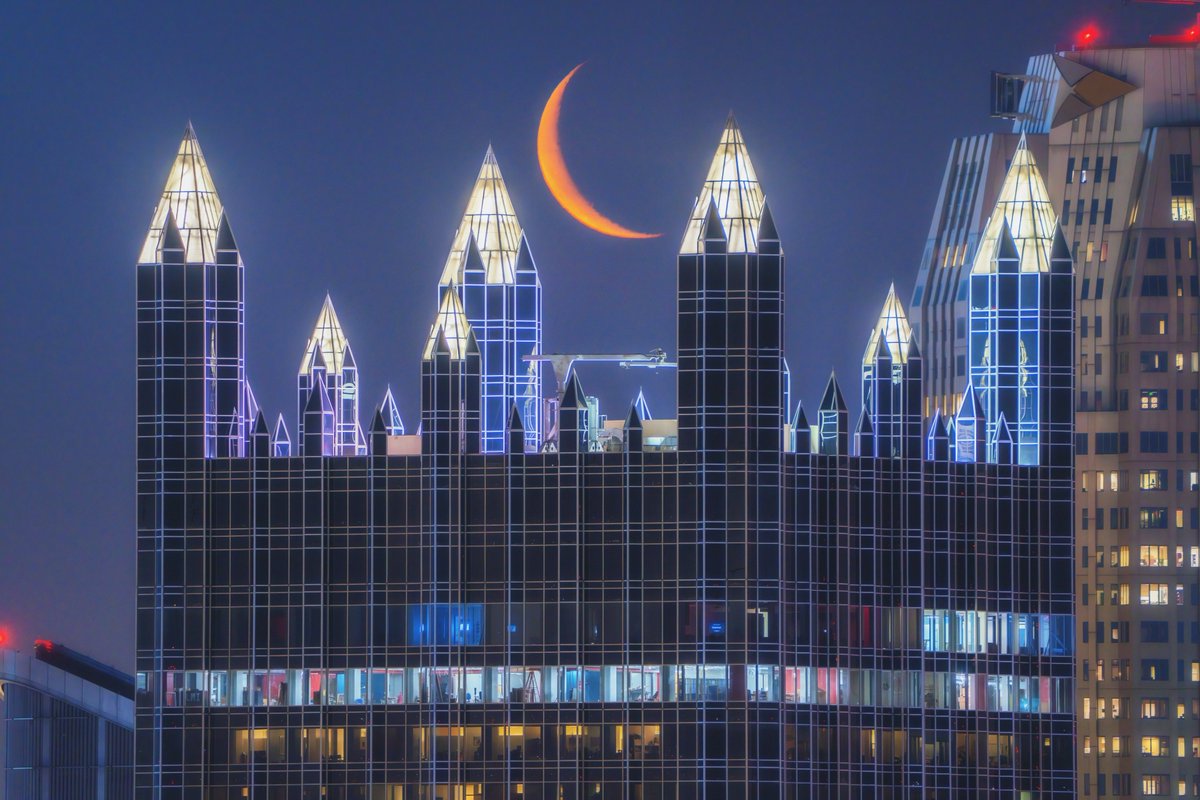 Moonrise yesterday may have been obscured by clouds in #Pittsburgh, but not today. This morning the crescent moon looked perfect as it rose behind the spires of PPG Place, its warm orange glow complementing the cool blue of the predawn sky nicely. This is my favorite from today.