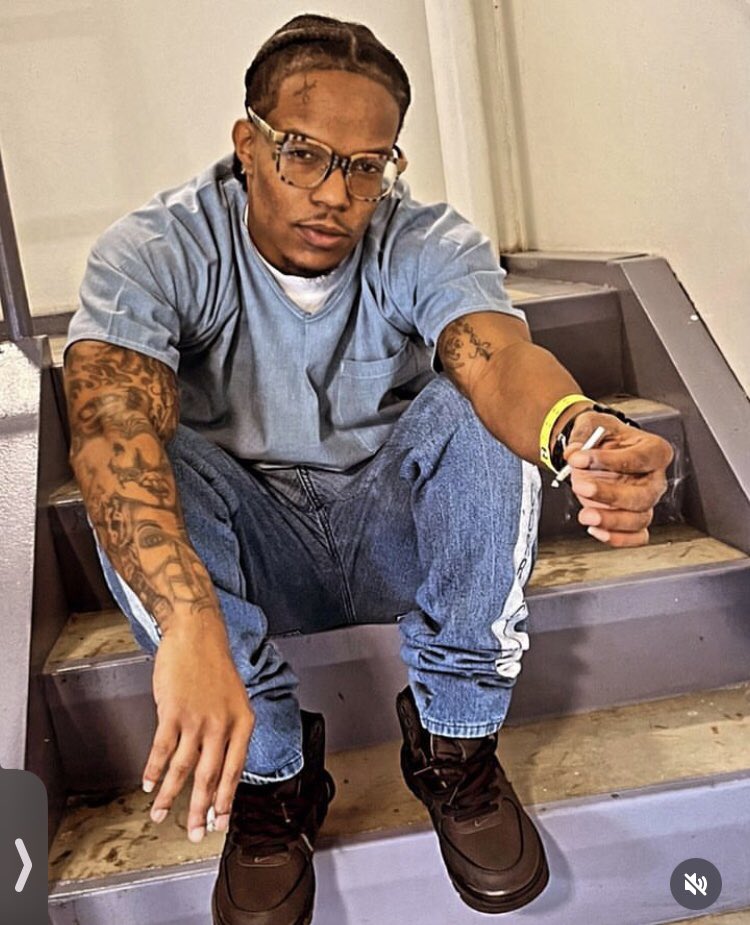 chuccydeuce's tweet photo. @tayelaina Mine for right now #FreeMe 🧡 https://t.co/JJ1Ef4BSj8