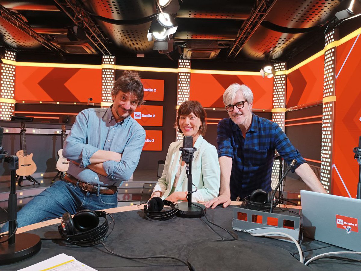 RaiRadio2's tweet photo. Gabriella Pession a #NonÈUnPaesePerGiovani 🔥

📸 con @Tommasolabate e Massimo Cervelli 

📻 https://t.co/VauBh2nNh0 https://t.co/oxESJMSjg1