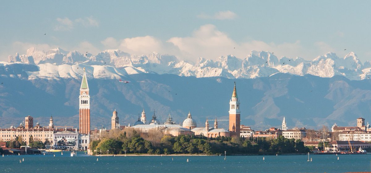 Lo sapevi che su numerosi tetti dei campanili di #Venezia si ritrova ancora il prezioso rame “rosetta” prodotto dall'estrazione della pirite cuprifera (calcopirite) della Valle Imperina situata nel cuore delle #Dolomiti? Scopri di più qui: bit.ly/3VzHy2y Ph. Nicolò Miana