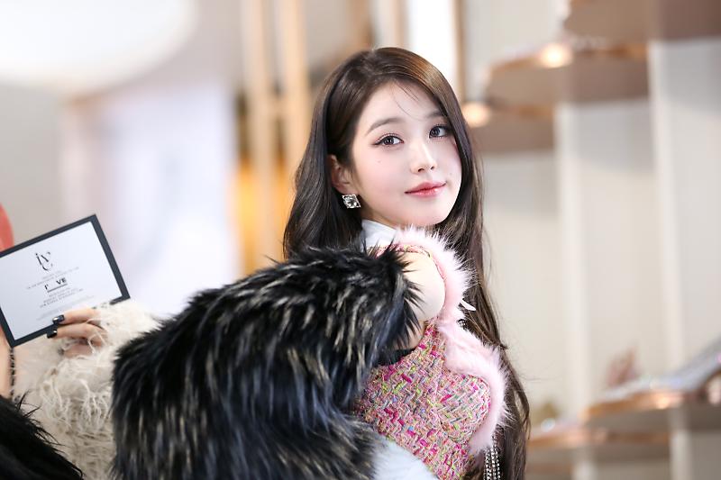 Unveiling more glimpses from IVE's I AM MV shooting, I emerge as a sweet and soft princess, a living embodiment of marshmallows and strawberry milk. With each captured frame, I exude an ethereal aura, as delicate as a blooming flower, casting a spell of whimsy and enchantment.