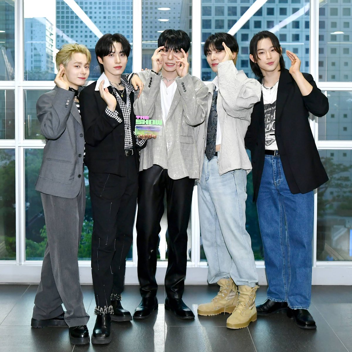 noix110's tweet photo. 더케이팝 유튜브 헤더 + 커뮤에 원어스 1위 사진🥹🥹🫶🏻🫶🏻🫶🏻🫶🏻🫶🏻 https://t.co/5G5dihm3bf