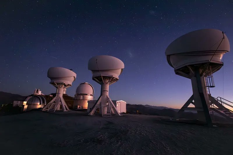 De BlackGEM-array, drie nieuwe Nederlands-Belgische telescopen op de ESO-sterrenwacht La Silla, beginnen hun jacht op bronnen van zwaartekrachtgolven. buff.ly/3OvH2kX 

Beeld: (c) S. Bloemen (Radboud Universiteit)/ESO