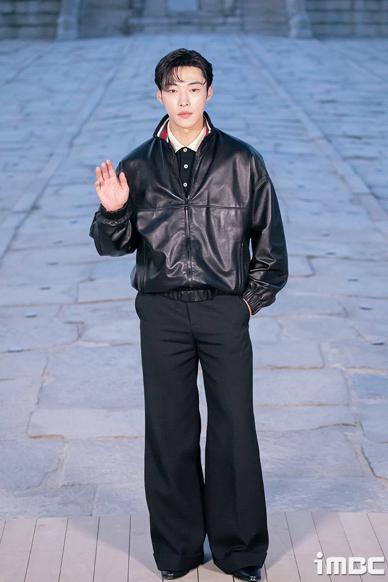 FwPyD6DaUAAD2Yg?format=jpg&name=medium