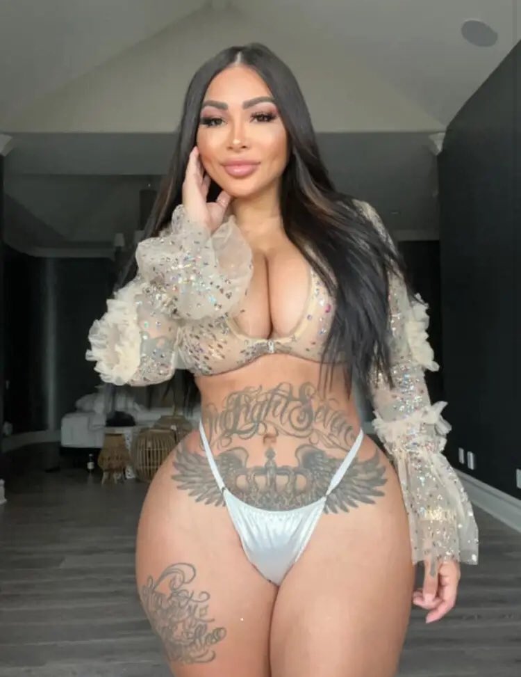 EnvyOfMost's tweet photo. Hello beautiful people, how’s it going? Hope ya didn’t miss me too much!💋 https://t.co/fSI76KuR6u