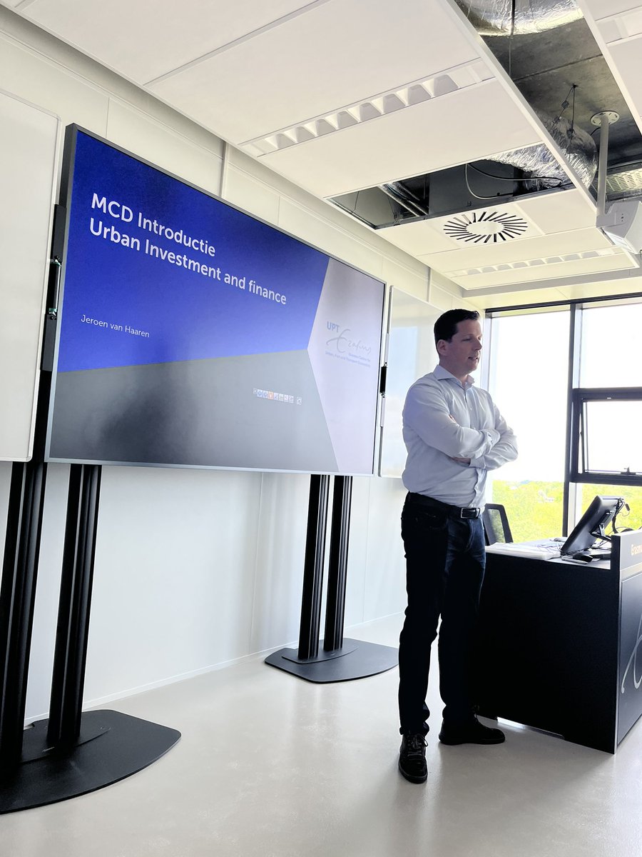 MCDopleiding's tweet image. En module 4 Urban Investment &amp;amp; Finance van de @MCDopleiding is zojuist gestart op de #campus van de @erasmusuni ! Voltekend dus met 25 deelnemers. De komende 7 weken gaan we aan de slag oa met beleggen in #vastgoed, rekenen aan grond en gebouwen olv @J_van_Haaren