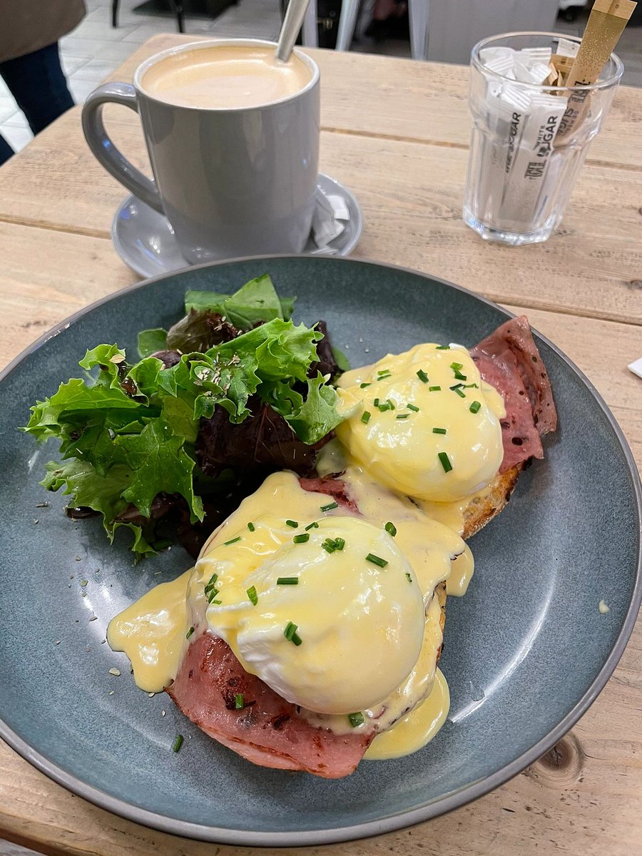 A small shop two or three minutes away from the apartment. There are not many locations but the clerk is very friendly.
I ordered Egg's Benedict and Latte.