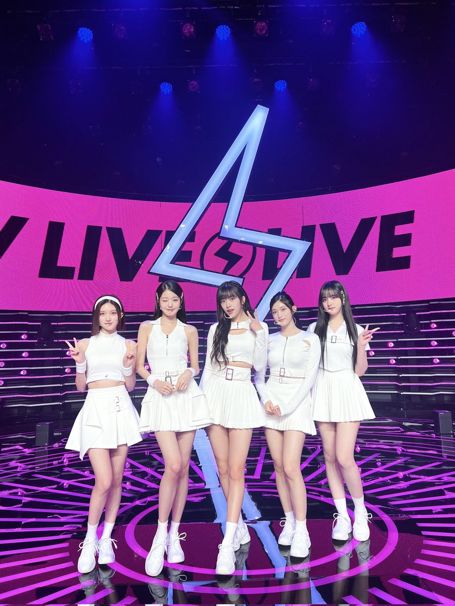 Gratitude dances in the air as we extend our heartfelt appreciation for joining us at CDTVライブライブ. As a token of our appreciation, we invite you to dive deeper into the world of IVE by immersing yourself in the enchanting melodies of our Japanese original song, ‘Wave’.