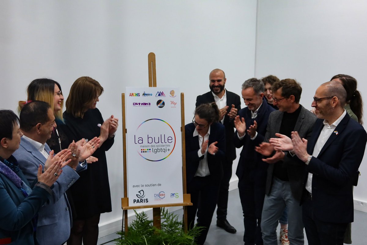 🏳️‍🌈🏳️‍⚧️ Un nouveau lieu de refuge et de solidarité LGBTQI+ à Paris Centre ! 

La Bulle, maison des solidarités, est inaugurée ce soir au 22 rue Malher par <a href="/ArielWeilT/">Ariel Weil</a>, <a href="/egregoire/">Emmanuel Grégoire</a> et <a href="/JeanLucRomero/">Jean-Luc Romero-Michel</a> 👉 paris.fr/pages/au-22-ru…

1/2