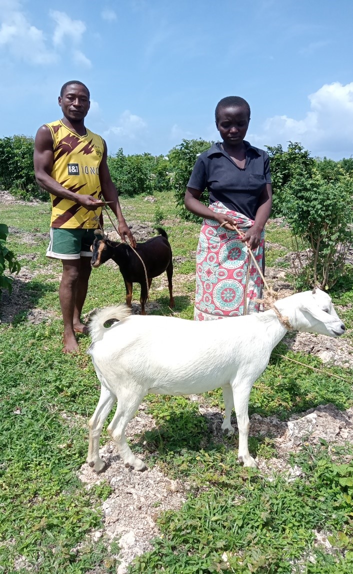 FishInnovation's tweet photo. Jamaa improved his fishing efforts after receiving fishing traps from the Samaki Salama activity, working to #endhunger in Kenya. His livelihood increased allowing him to be able to buy two goats to diversify his income sources! https://t.co/a536DJ6eMr https://t.co/U30BjXhcaH