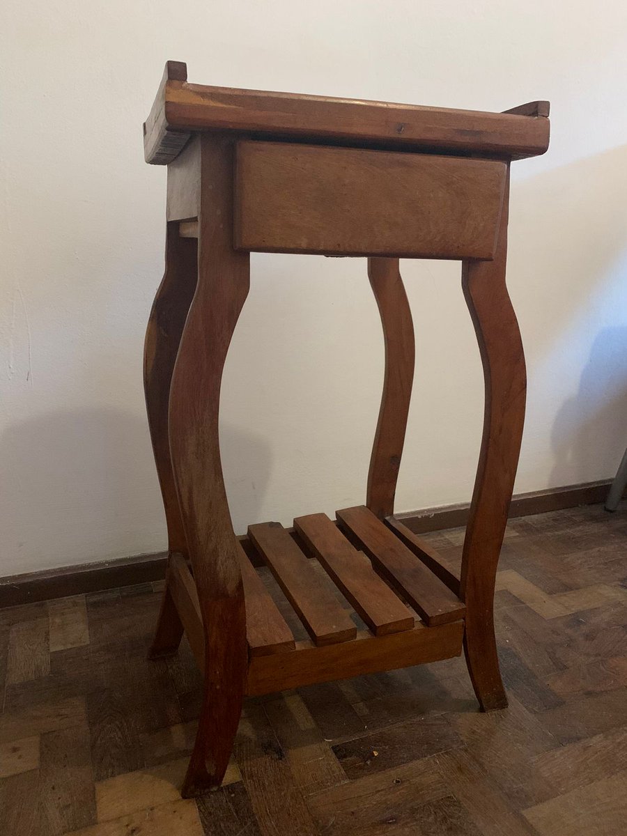 Hola! <a href="/VivireNuevaCba/">VivirenNuevaCórdoba®</a>  
me voy de viaje y estoy vendiendo las cosas que tengo en el depto
VENDO MESA DE LUZ DE ALGARROBO
MEDIDAS: 28 cm de fondo , 33 de ancho , 64 cm de alto

Se puede buscar por nueva Cordoba, agradezco que se comparta!