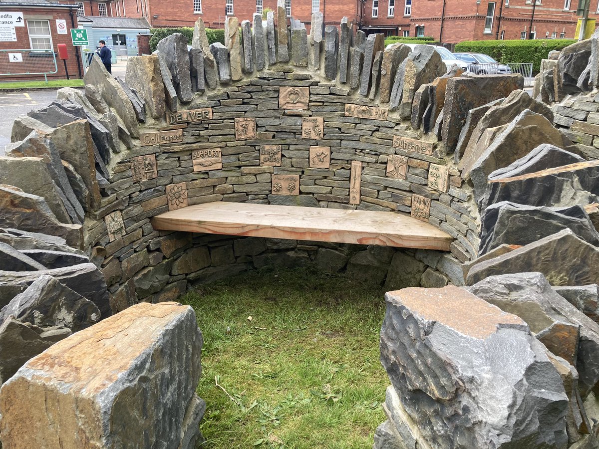 Finally got to spot my contribution to these wonderful covid 19 memorial benches today at @SwanseabayNHS Cefn Coed site whilst doing a bit of role play in the sunshine as part of some excellently run WARRN training. #MentalHealthAwarenessWeek #creativity #Wellbeing @SBUHB_LOD