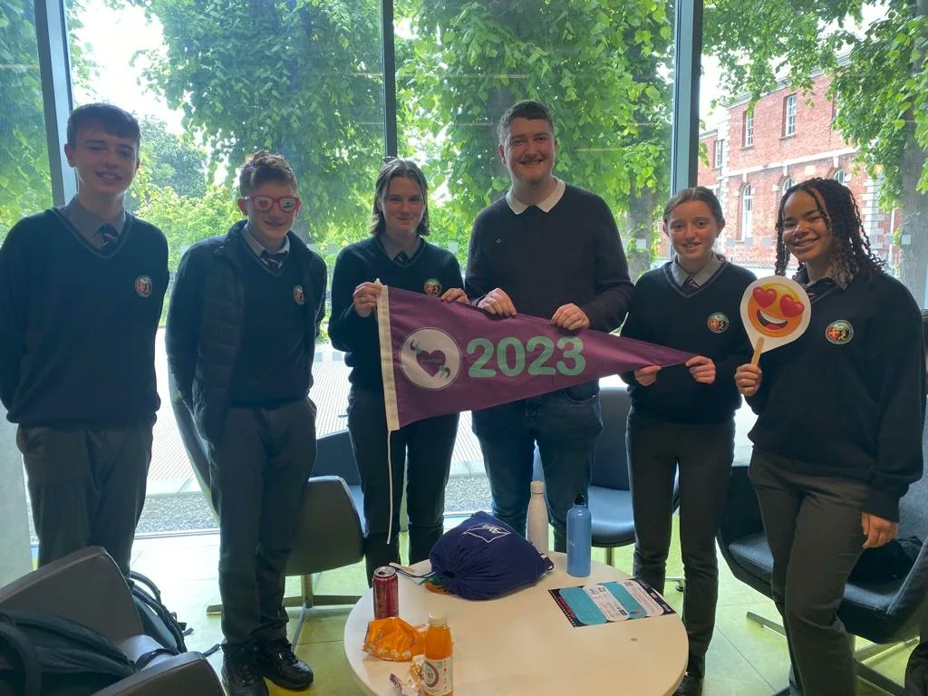 Lá don scoth againn i mBaile Átha Cliath ag céilúradh #gaelbhratch #bronnadh23. Bhí sé deas buaileadh le  iarscoláire Barra Ó Siocrú an Oifigeach Gaeilge.