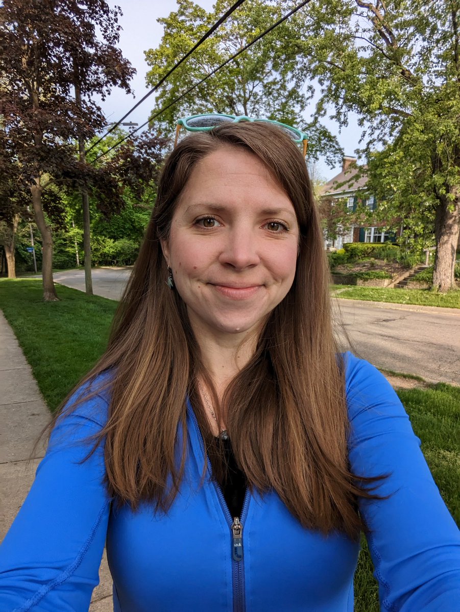 SallyJWRead's tweet photo. I'm lucky to live just a few blocks from campus, so I get to take #abetterwaytoK every day. Layers for cool mornings, sensible shoes, and an umbrella always in my backpack (just in case) make my #walktowork one of the best parts of my day. https://t.co/F0Wm00xl2Y