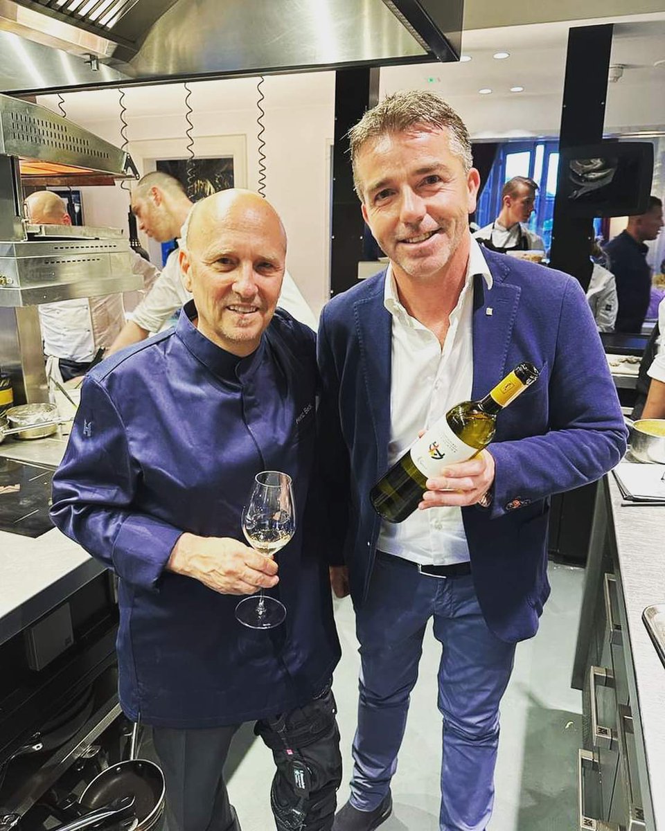 Che emozione! Lo chef @heinzbecklapergola assaggia la nostra Falanghina in occasione di @chefsattheparc. Grazie <a href="/anforswijn/">Anfors Imperial</a>! 
#lapergolarestaurant #campiflegrei #falanghinacampiflegrei #lasibillasas #sibillavini #crunadelago