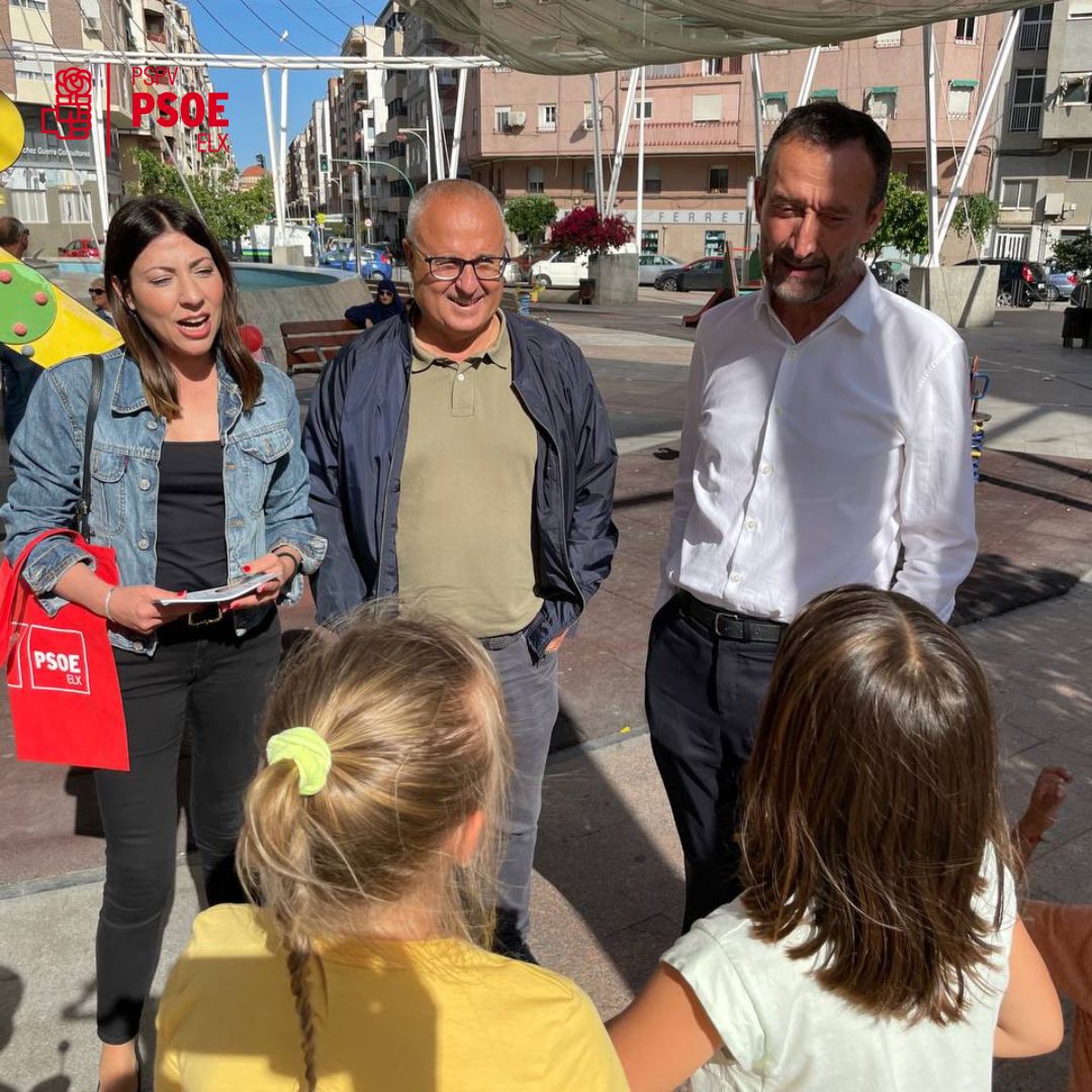 PSOE_Elx's tweet photo. El equipo de candidatura con nuestro candidato, Carlos González a la cabeza, hemos estado con los vecinos y vecinas de la Plaza Obispo Siuri para conocer de primera mano sus peticiones y solicitarles su confianza para el próximo 28 de mayo. 🗳

#elche #elx #psoelx #salimosaganar https://t.co/FkzZxwvM6d