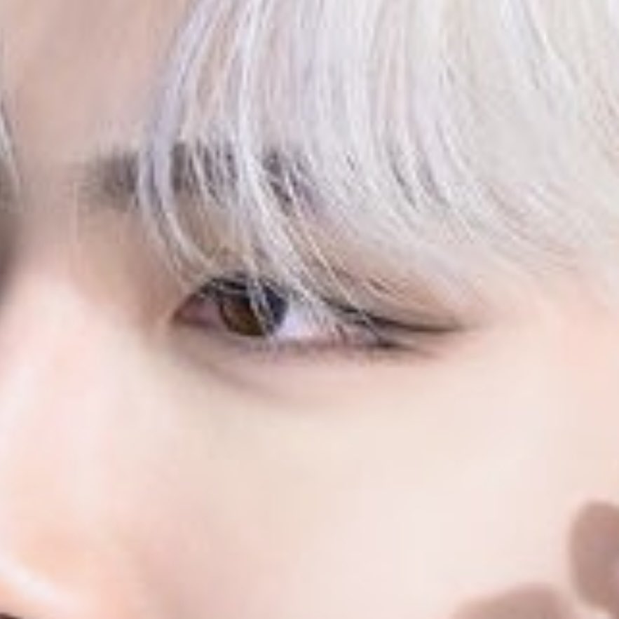 A big part of chinese/douyin makeup is the下至 which is the line that goes along the lower lash line and cfans pointed out that they really emphasize and extend ricky’s 下至 + they use eyeshadow to connect his double eyelid to the wing which REALLY gives the cat look