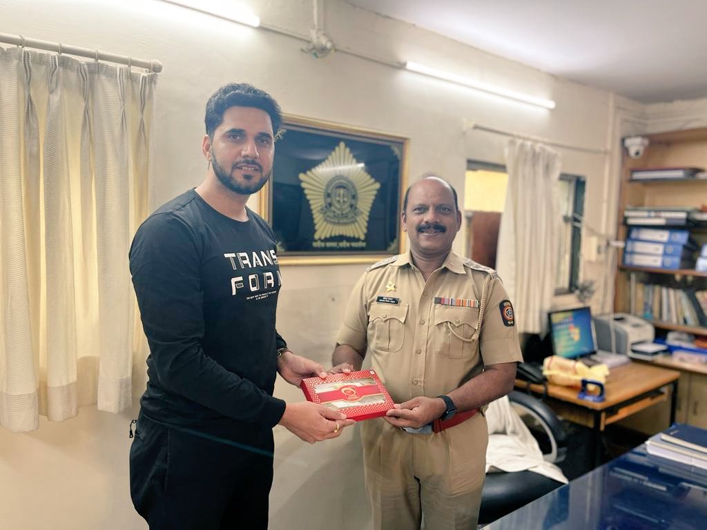 devmenariam's tweet photo. @devmenariam  #MumbaiPolice #donate #help #Bollywood #acpmumbai 
Actor Producer Dev Menaria Donate Mumbai ACP OFFICE Fan kular Chairs n all furniture https://t.co/tmpGSqpjgg