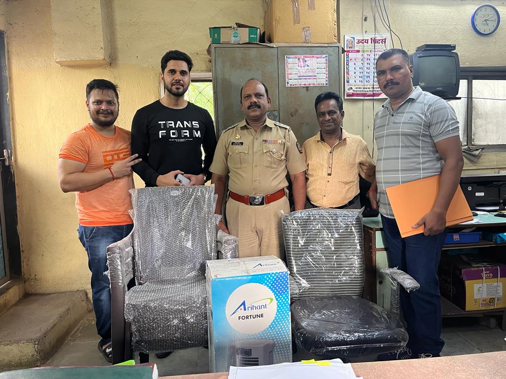 devmenariam's tweet photo. @devmenariam  #MumbaiPolice #donate #help #Bollywood #acpmumbai 
Actor Producer Dev Menaria Donate Mumbai ACP OFFICE Fan kular Chairs n all furniture https://t.co/tmpGSqpjgg