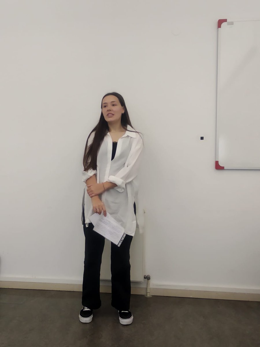 LabNeuroscience's tweet photo. Mariana Oliveira, a master's student supervised by Joana Coutinho and Alberto González-Villar, presented a pitch on the role of #emotional #regulation in psychophysiological correlates and subjective #pain experience. #UNorte https://t.co/yZ0ZP0EIg7