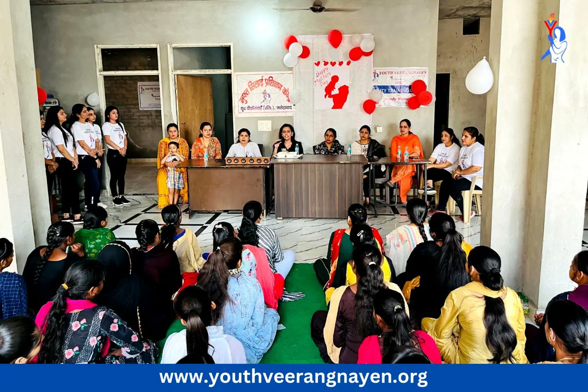 Yveerangnayen's tweet photo. There can be no better gift for all Mothers than a healthy life besides their children! To educate women on safe maintain #MenstrualHygiene practices, #YouthVeerangnayen in Fatehabad distributed #SanitaryPads to the women in a local slum.
#YouthVeerangnayenInSlum
#EducateWomen https://t.co/OlUFhB7UZU