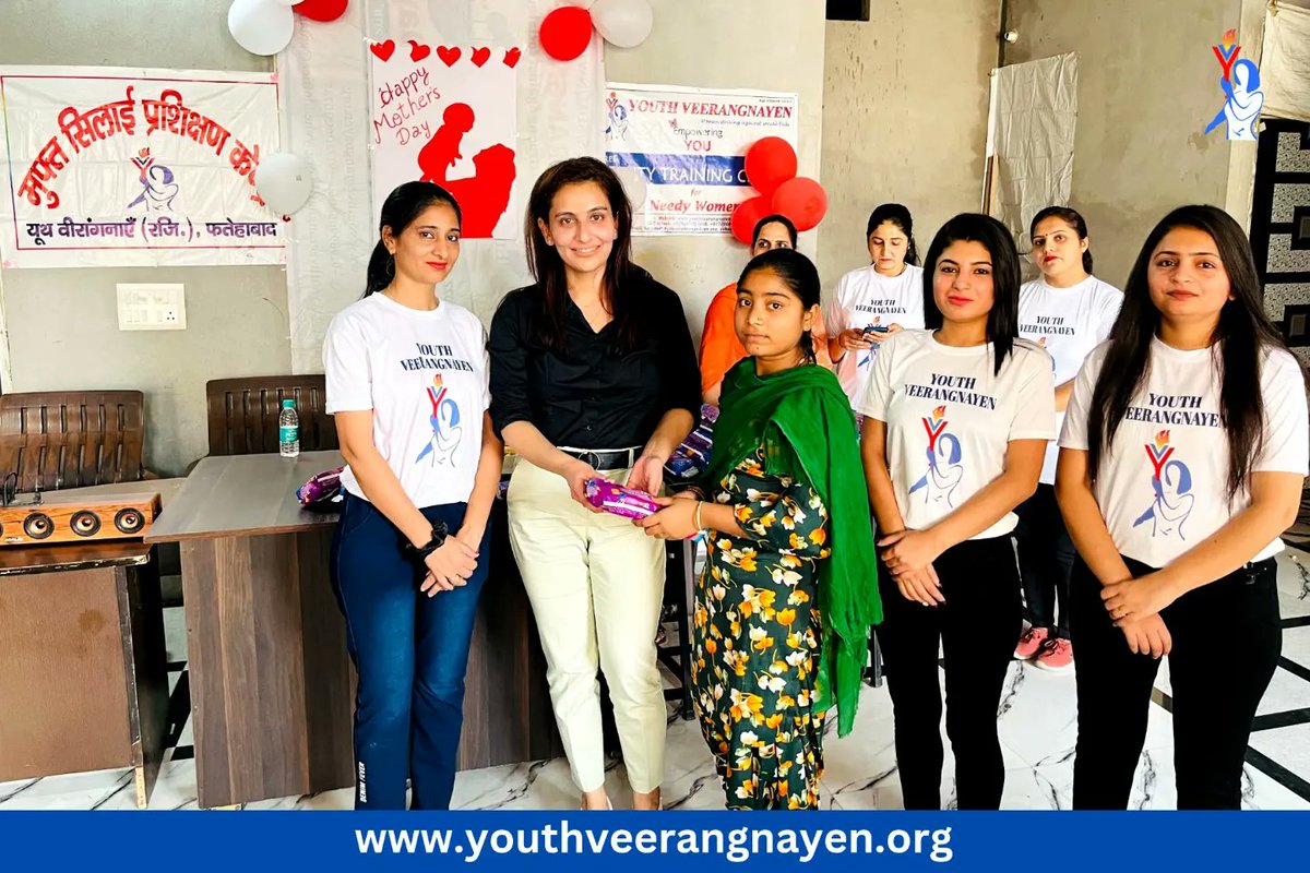 There can be no better gift for all Mothers than a healthy life besides their children! To educate women on safe maintain #MenstrualHygiene practices, #YouthVeerangnayen in Fatehabad distributed #SanitaryPads to the women in a local slum.
#YouthVeerangnayenInSlum
#EducateWomen