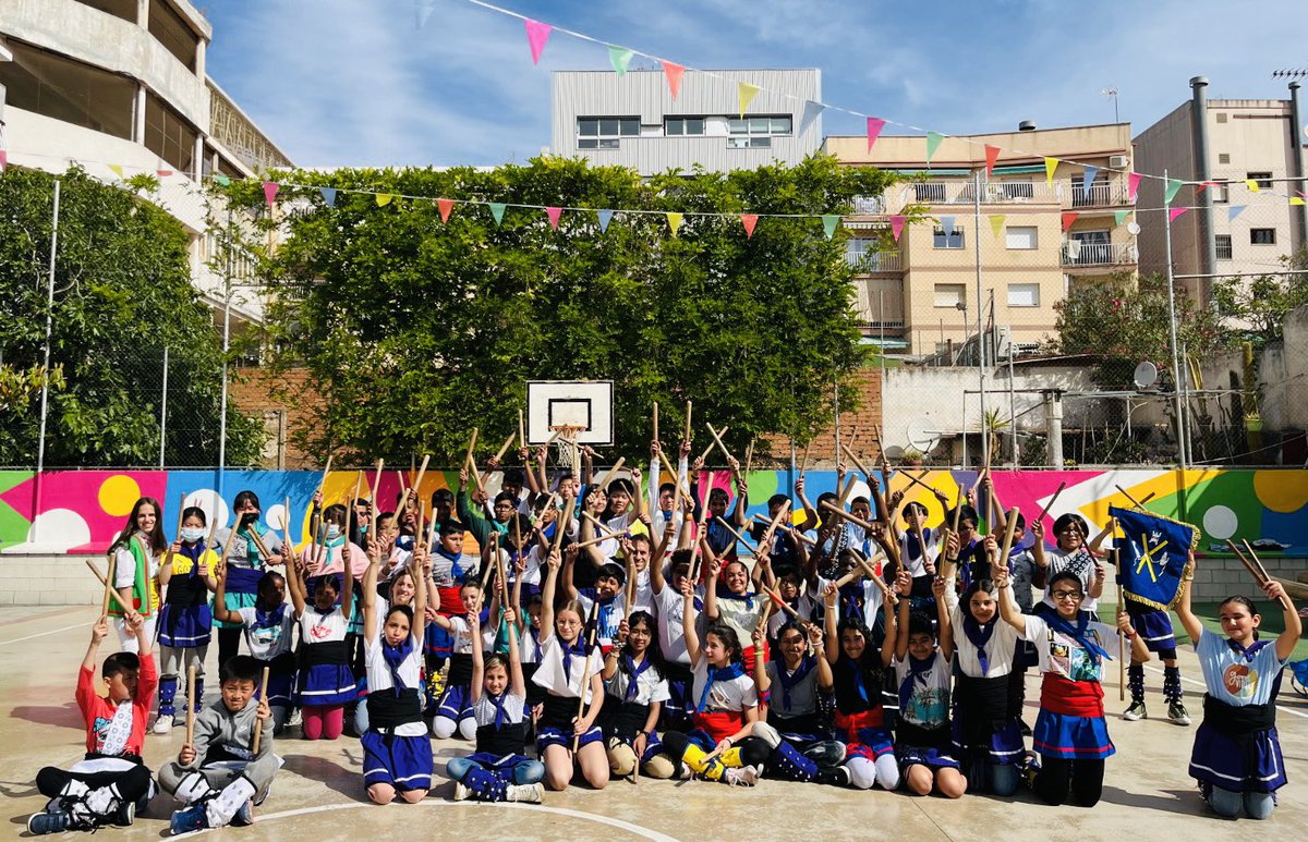 Adifolk_oficial's tweet photo. CLOENDA FESTIVA DEL TALLER DE BALL DE BASTONS A SANTA COLOMA DE GRAMENET

Avui ha finalitzat el taller d'aprendre a ballar bastons impartit per "Ara i Sempre" a l'escola Mercè Rodoreda de Santa Coloma de Gramenet, del cicle de cultura popular a les escoles per part d'Adifolk. https://t.co/5zAhz4d47I