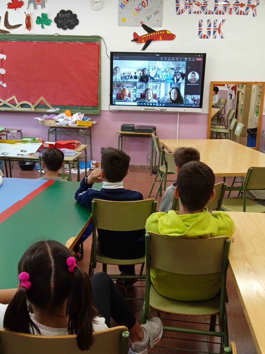 sonrisateacher's tweet photo. Hoy en @coleclefede, hemos realizado las I Jornadas de Investigadores Jóvenes con @CSFPJCYL @CIFP_Fabres @rcasadoz y IES Poeta Claudio.
Nuestros alumnos han presentado su proyecto: ¡Vamos a volar! Todo un éxito https://t.co/KWhtxKPjez