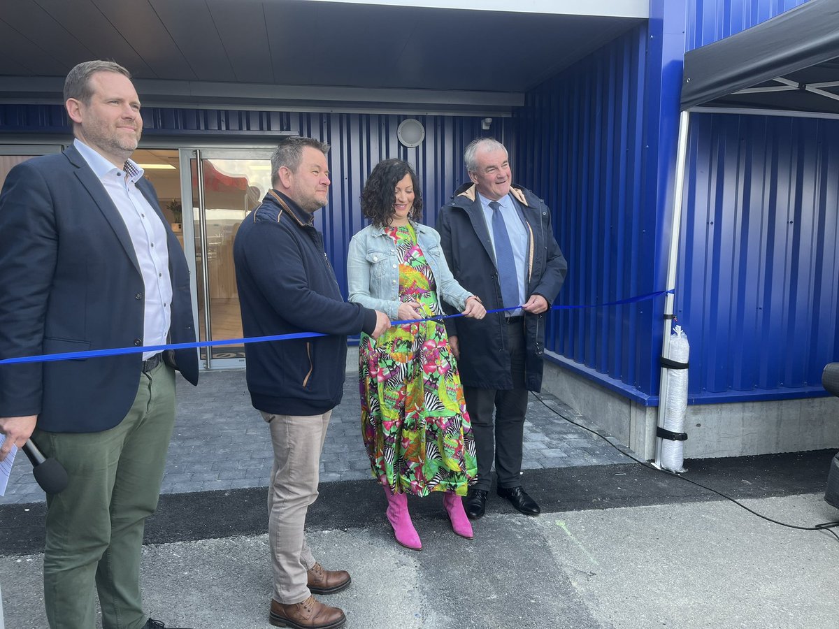 GrandArras's tweet photo. ✅Inauguration du nouveau magasin d’usine de l’entreprise Fishcut à #Actiparc

📍L’usine emploie 1️⃣0️⃣0️⃣ salariés 

📍Un acteur majeur de la filière agroalimentaire du territoire 

👉Le #GrandArras soutient les circuits courts. https://t.co/XBl7gzvbjL