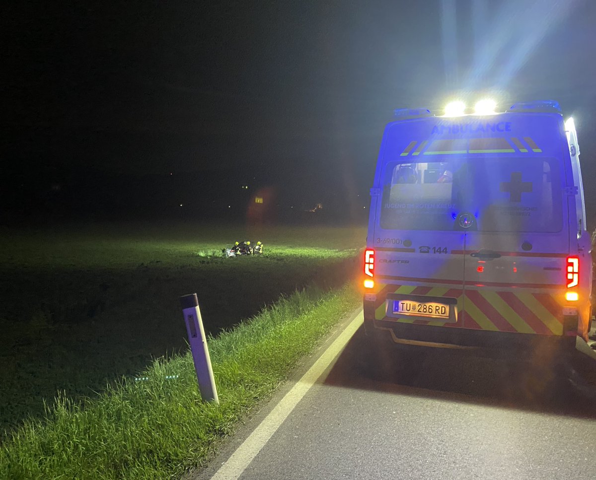 VERKEHRSUNFALL KÖNIGSTETTEN 
Heute Nacht war unsere Rettungswagen und das Notarzteinsatzfahrzeug wieder bei einem Verkehrsunfall im Einsatz. Wir wünschen gute Besserung und möchten uns bei der Polizei und der Feuerwehr herzlich bedanken.
#roteskreuztulln #roteskreuz #königstetten