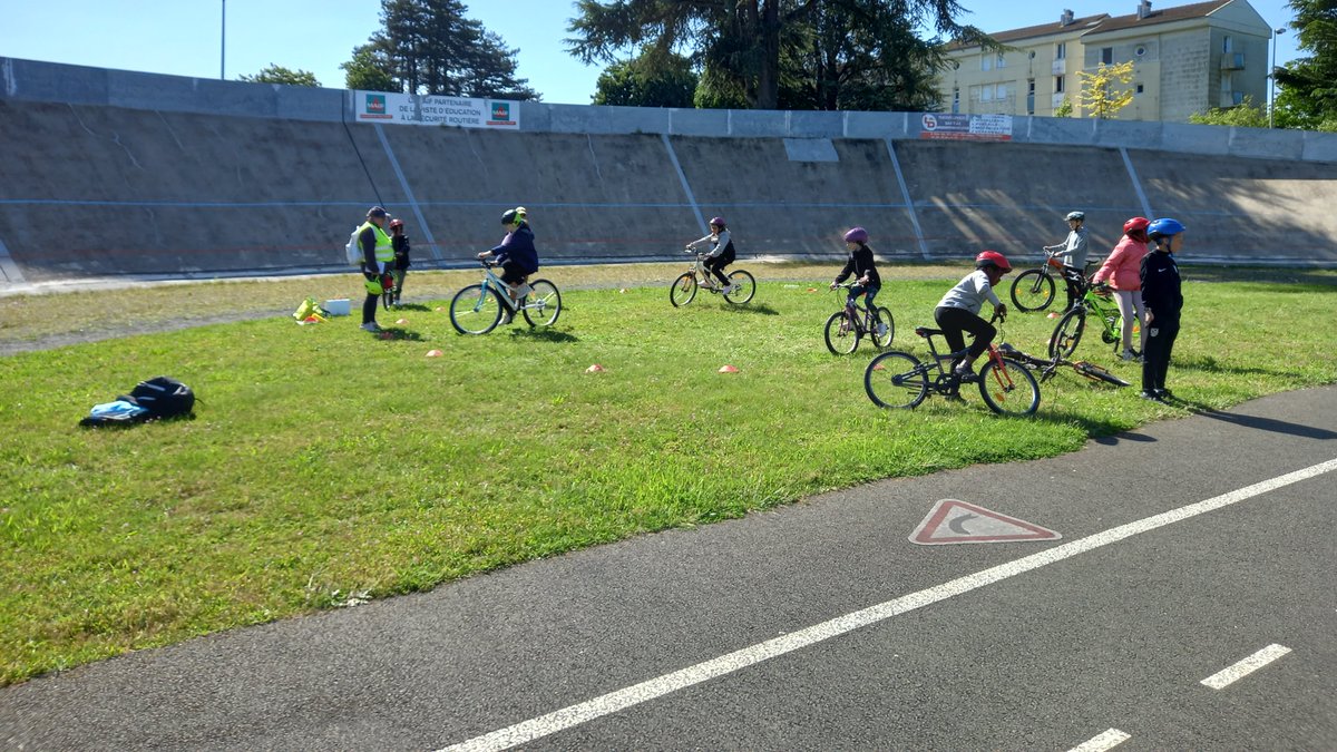 CPDEPS79's tweet photo. JSR à Bressuire. Validation du #SRAV pour les élèves de Terves, Courlay et de l'école de La Marelle @usep_79 . 6 ateliers animés par @Prevention_MAIF, @SDIS79, les gendarmes, les IDSR, des bénévoles. Merci à tous! @DSDEN79 @v_guggiari @usepnationale https://t.co/6nCneuXVvk