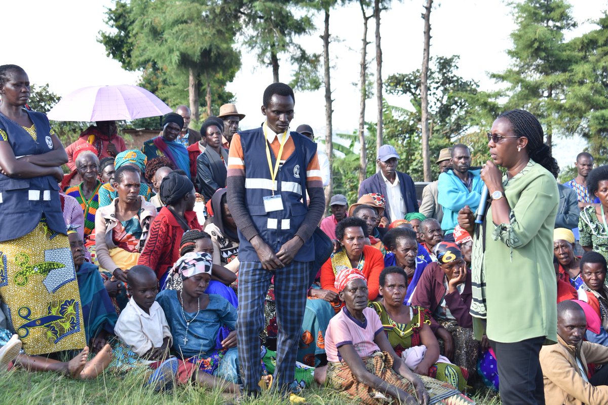 rulindodistrict's tweet image. Iki gicamunsi Umuyobozi wa @rulindodistrict @Jmukanyirigira ari kumwe n'inzego z'umutekano basuye Umurenge wa #Kisaro, bakemura ibibazo by'abaturage mu Nteko. 𝐓𝐮𝐫𝐚𝐧𝐝𝐮𝐫𝐞 𝐚𝐤𝐚𝐫𝐞𝐧𝐠𝐚𝐧𝐞 𝐚𝐤𝐚𝐫𝐢𝐤𝐨 𝐤𝐨𝐬𝐞, 𝐝𝐮𝐬𝐡𝐲𝐢𝐫𝐚 𝐮𝐦𝐮𝐭𝐮𝐫𝐚𝐠𝐞 𝐤𝐮 𝐢𝐬𝐨𝐧𝐠𝐚