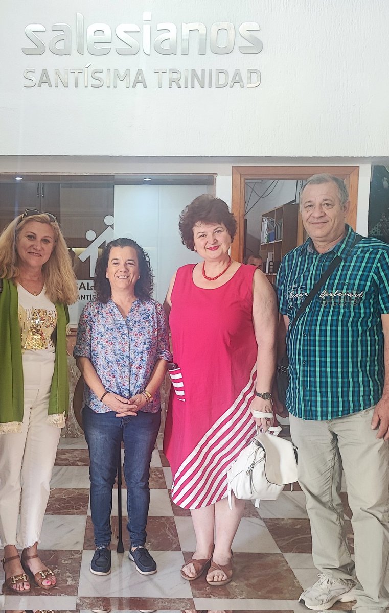 ErasmusTrinidad's tweet photo. En @SalesianosSTRD hemos tenido en los talleres de automoción a profesores rumanos de los colegios "Colegiul Tehnic” de Resita y del “Liceul Tehnologic Energetic Dragomir Hurmuzescu" de Deva
Una gran experiencia para ellos y para nuestros alumnos! 🇷🇴🇪🇸🇪🇺 https://t.co/qyPvHy6dk4